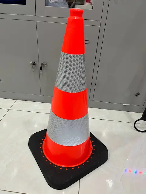 Cọc giao thông đế cao su 75x40x40cm